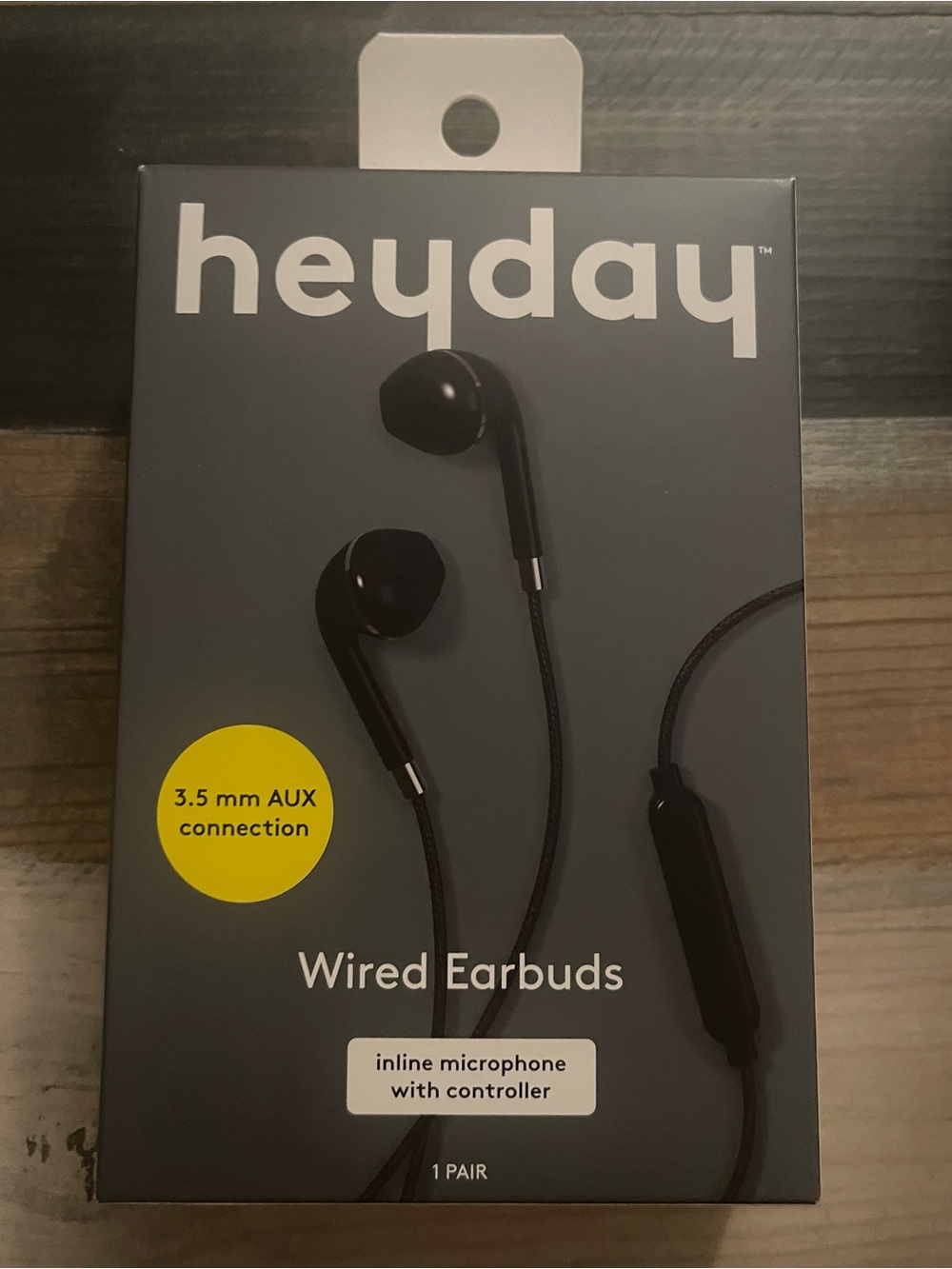 heyday Wired Earbuds in Black with Inline Microphone
